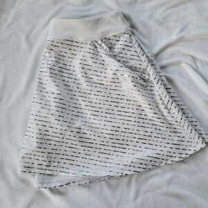 Under Armour white w/metalic silver striping heatgear fitted skort M